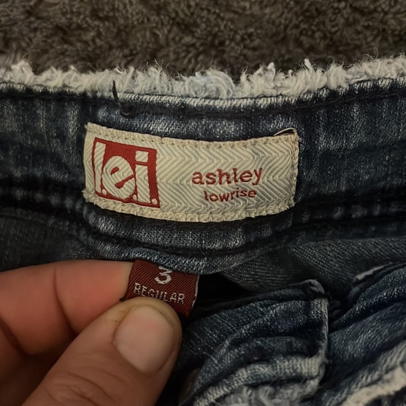 Size 3 Jean shorts . - Picture 2 of 4